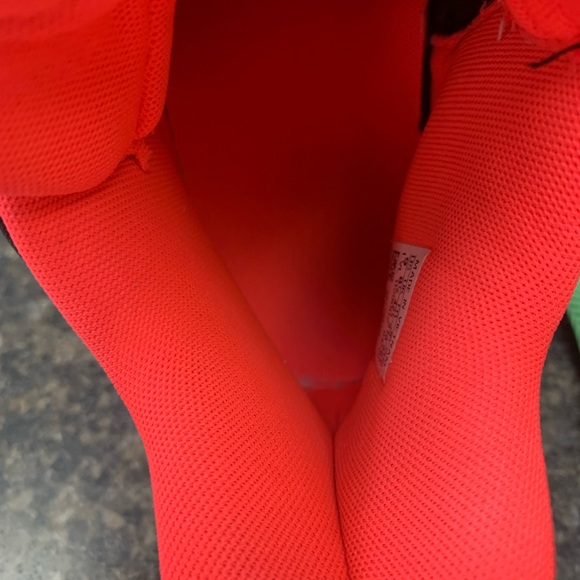 Size 9 Basketball shoe - Picture 7 of 7